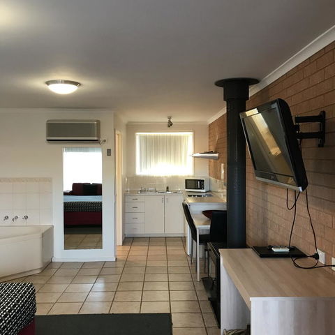 Beachcomber Motel & Apartments - Tourism Canberra 5