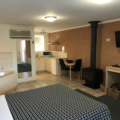 Beachcomber Motel & Apartments - Tourism Canberra 6