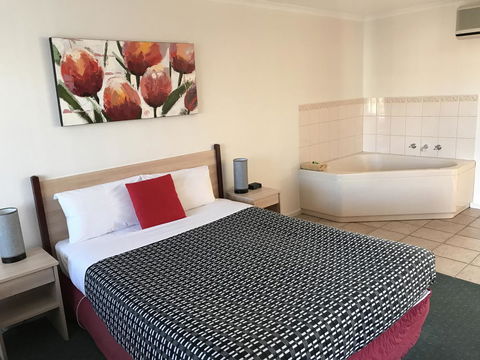Beachcomber Motel & Apartments - Tourism Canberra 0