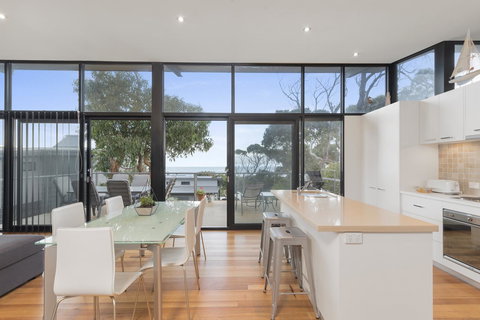 Ocean View Treetops Retreat - Tourism Canberra 12