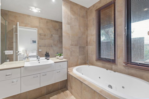 Ocean View Treetops Retreat - Tourism Canberra 13