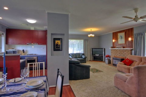 Jacaranda House - Tourism Canberra 2