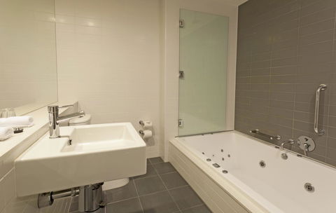 Causeway 353 Hotel - Tourism Canberra 9