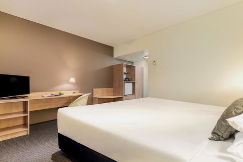 Ibis Melbourne Hotel And Apartments - Tourism Canberra 6