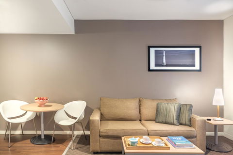 Ibis Melbourne Hotel And Apartments - Tourism Canberra 16