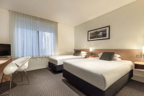 Ibis Melbourne Hotel And Apartments - Tourism Canberra 7