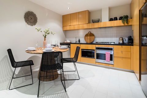 Auguste, Melbourne CBD Private Accommodation With Parking - Tourism Canberra 9