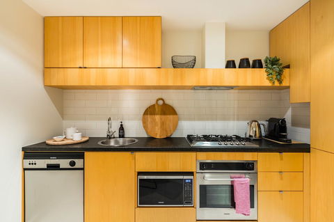 Auguste, Melbourne CBD Private Accommodation With Parking - Tourism Canberra 10