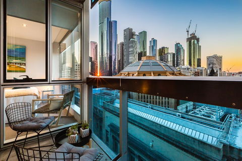 Auguste, Melbourne CBD Private Accommodation With Parking - Tourism Canberra 1