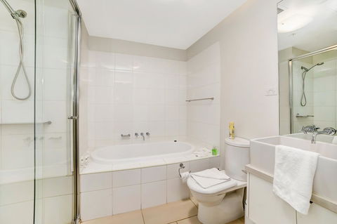 Signature Waterfront Apartments - Tourism Canberra 14