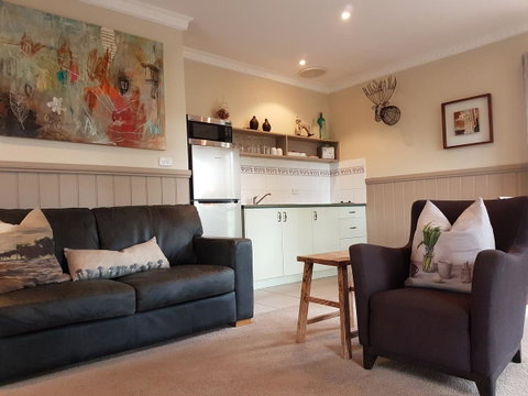 Tangenong Cottages - Tourism Canberra 13