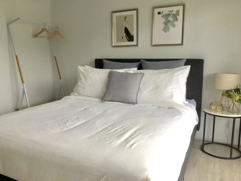 The Wheelhouse - 2BR Waterfront Apt In Town - Tourism Canberra 7