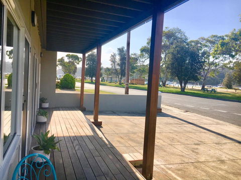 The Wheelhouse - 2BR Waterfront Apt In Town - Tourism Canberra 17