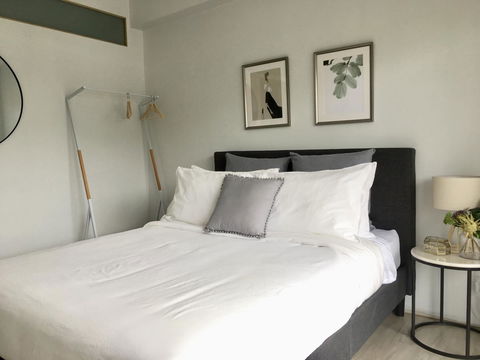 The Wheelhouse - 2BR Waterfront Apt In Town - Tourism Canberra 9