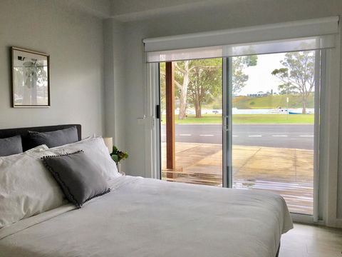The Wheelhouse - 2BR Waterfront Apt In Town - Tourism Canberra 3