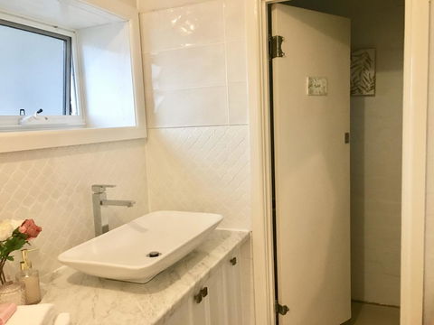 The Wheelhouse - 2BR Waterfront Apt In Town - Tourism Canberra 12