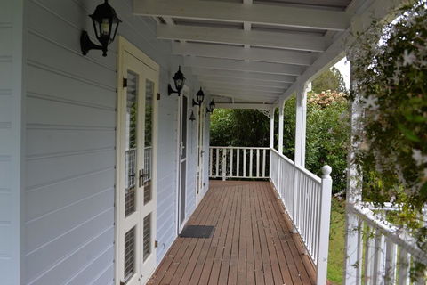 The Doll's House - Charming 2 Bedroom Cottage Just A Short Walk From The Village - Tourism Canberra 2