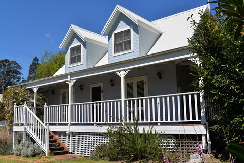 The Doll's House - Charming 2 Bedroom Cottage Just A Short Walk From The Village - Tourism Canberra 1