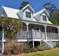 The Doll's House - Charming 2 bedroom cottage just a short walk from the village - Tourism Canberra