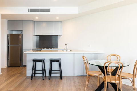 The Edge - Luxurious Waterfront Apartment - Tourism Canberra 2