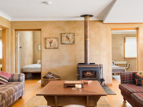 The Farmhouse - Grape Vines And Rolling Green Hills - Tourism Canberra 2