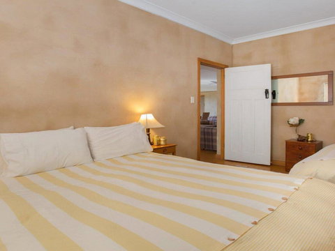 The Farmhouse - Grape Vines And Rolling Green Hills - Tourism Canberra 1