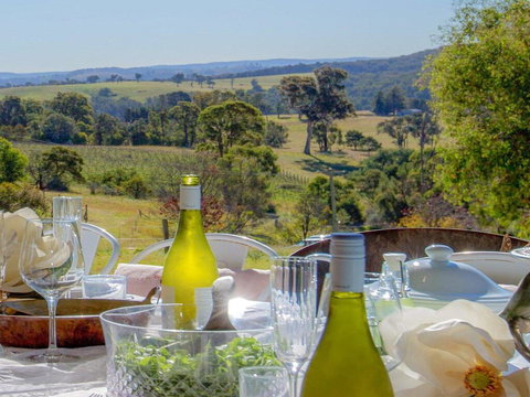 The Farmhouse - Grape Vines And Rolling Green Hills - Tourism Canberra 0