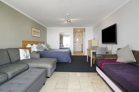 The Oaks Waterfront Resort, Unit 509 - Tourism Canberra 3
