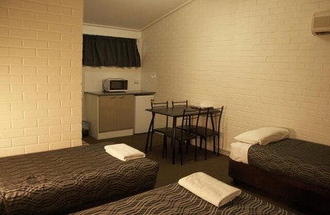 The Plains Motor Inn - Tourism Canberra 3