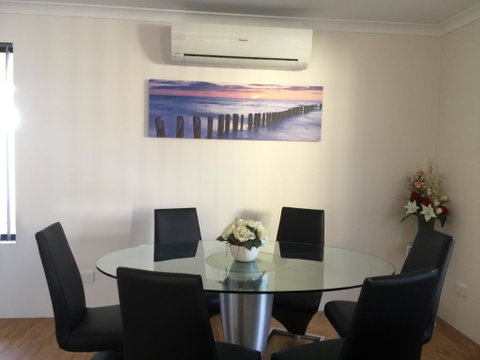 The Royal Dolphin Holiday Home - Tourism Canberra 3