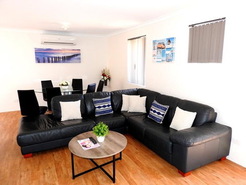 The Royal Dolphin Holiday Home - Tourism Canberra 0
