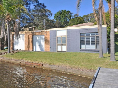 The Studio On The Lake @ Fishing Point, Lake Macquarie - Honestly Put The Line In And Catch Fish - Tourism Canberra 1