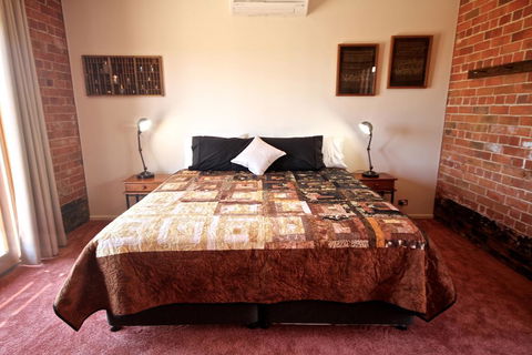 The Wicked Villa - Tourism Canberra 0