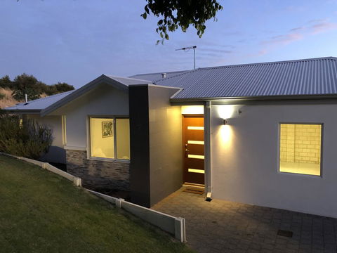 Three Bedroom, Two Bathroom Family Home - Tourism Canberra 0