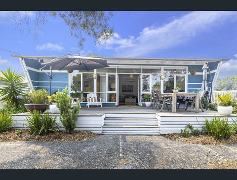 Toot Toot ! 50s Classic Beach House With Bungalow - Tourism Canberra 0