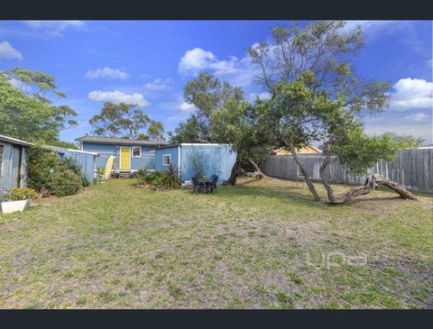Toot Toot ! 50s Classic Beach House With Bungalow - Tourism Canberra 2