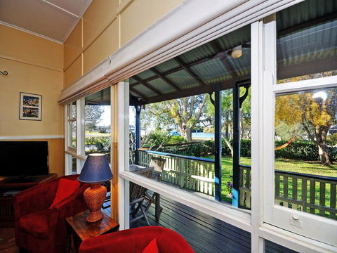 Traditional Three Bedroom Home With Water Views - Tourism Canberra 0