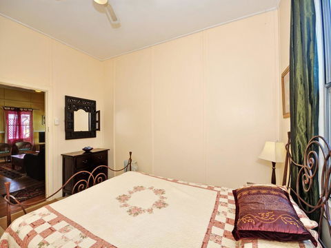 Traditional Three Bedroom Home With Water Views - Tourism Canberra 3