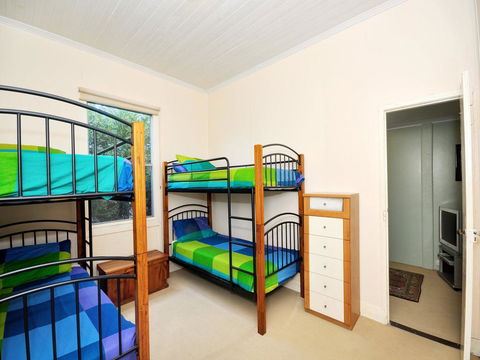Traditional Three Bedroom Home With Water Views - Tourism Canberra 1