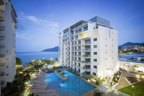 Trilogy On The Esplanade. Room With A View! - Tourism Canberra 0