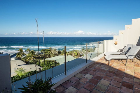 Tuscan Inspired Townhouse Minutes From The Beach - Tourism Canberra 0