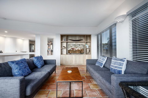 Tuscan Inspired Townhouse Minutes From The Beach - Tourism Canberra 3