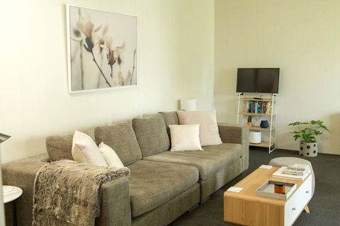 Two Bedroom Gem, Short Drive To MONA - Tourism Canberra 0