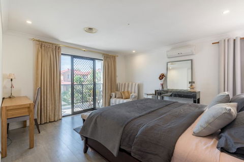 ULTRA SPACIOUS STYLISH HOME IN PRESTONS - SYDNEY - Tourism Canberra 2