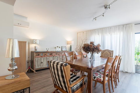 ULTRA SPACIOUS STYLISH HOME IN PRESTONS - SYDNEY - Tourism Canberra 1