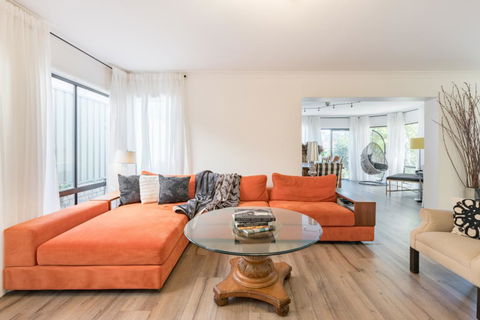 ULTRA SPACIOUS STYLISH HOME IN PRESTONS - SYDNEY - Tourism Canberra 0
