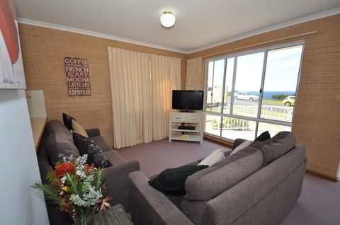 Unit 1, Countess Court - Tourism Canberra 2