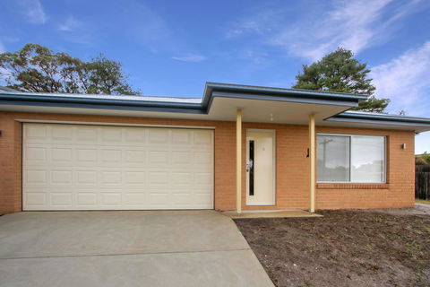 V & V Family Dream Away - Tourism Canberra 0