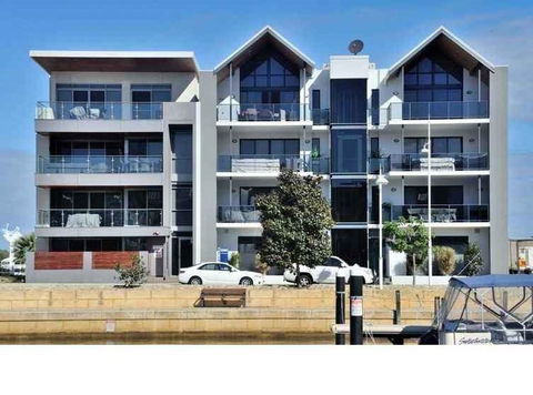 Venetian Canal 1 Bedroom Apartment - Tourism Canberra 0