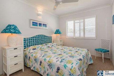 VIEWS VIEWS VIEWS! Front Top Floor Waterfront Unit - Chnook Apartments South Esp, Bongaree - Tourism Canberra 2